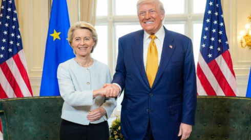 La presidenta de la Comisión Europea, Úrsula Von der Layen, y el presidente de EE.UU., Donald Trump, sellaron en Escocia un acuerdo comercial.