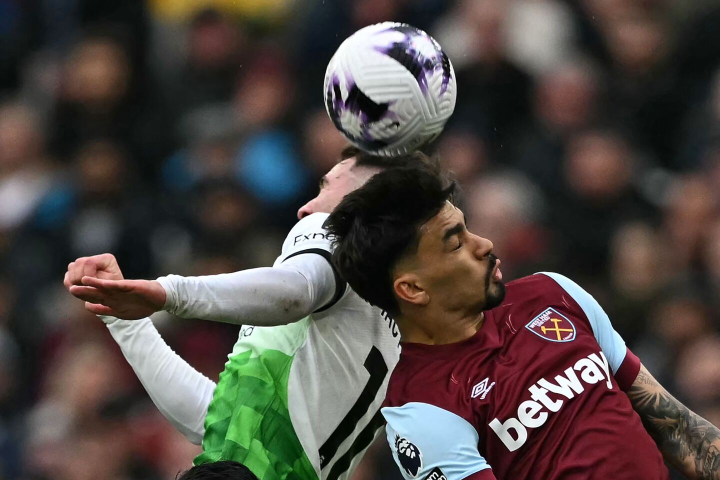 Alexis Mac Allister en el duelo aéreo con Lucas Paquetá durante el West Ham vs. Liverpool. 