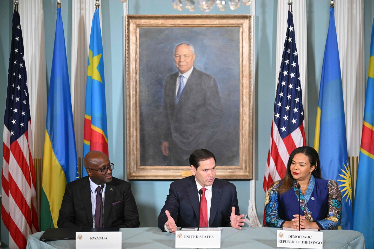 El secretario de Estado de EE. UU., Marco Rubio (centro), habla durante la ceremonia de firma del acuerdo de paz entre la ministra de Asuntos Exteriores de la República Democrática del Congo, Thérèse Kayikwamba Wagner (derecha), y el ministro de Asuntos Exteriores de Ruanda, Olivier Nduhungirehe, en la Sala de Tratados del Departamento de Estado en Washington, D.C.