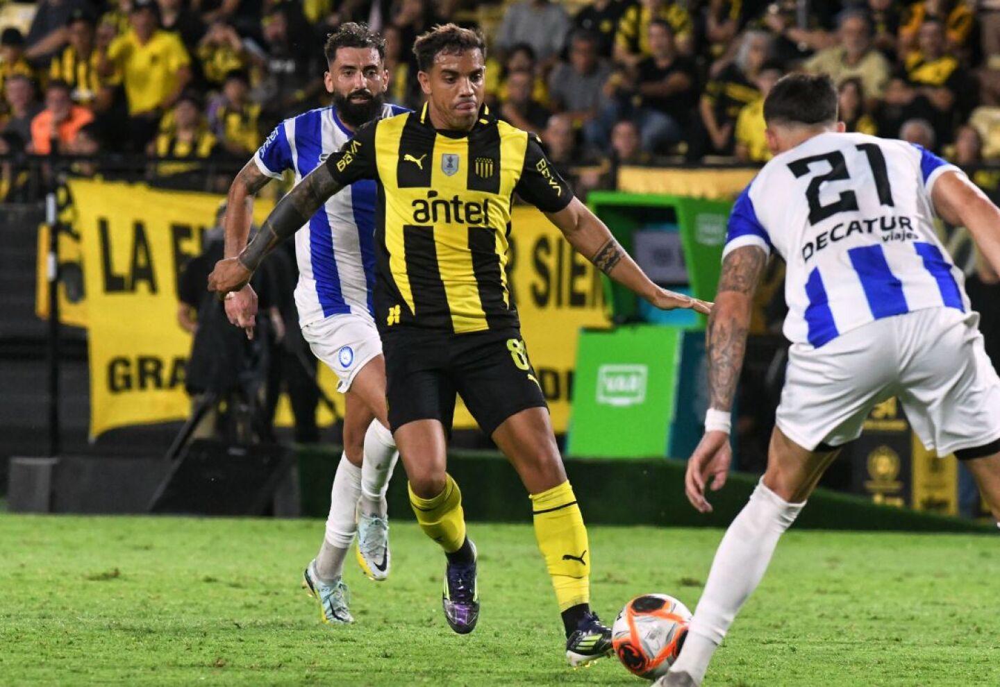 David Terans al ataque ante la marca de Martín Gianoli y Nicolás Bertocchi en el partido entre Peñarol y Cerro Largo.