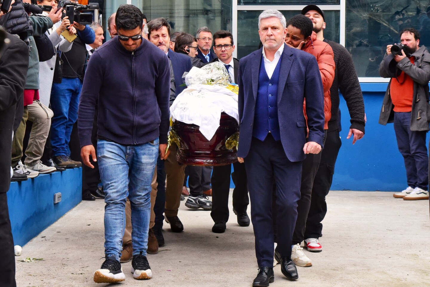 Diego Polenta y Alejandro Balbi en el velatorio de Juan Izquierdo en la sede de Nacional.