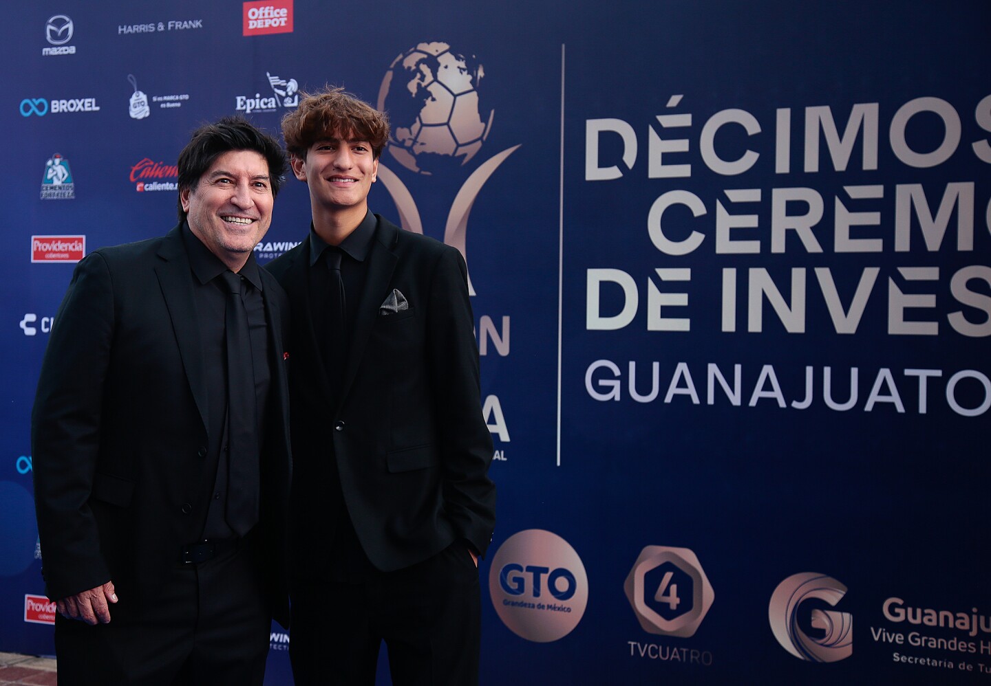 El chileno Iván Zamorano posa con su hijo Iván en la Investidura 2024 al Salón de la Fama del fútbol Nacional e Internacionalen México.