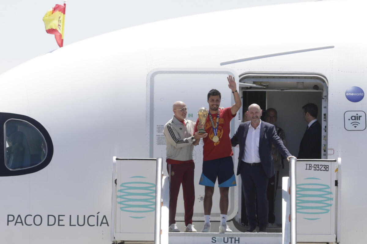 La selección española aterrizó en Madrid Barajas con el trofeo de campeones del mundo