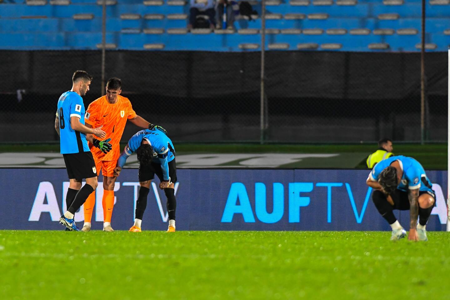 La desazón de los futbolistas uruguayos ante una nueva frustración en las Eliminatorias.