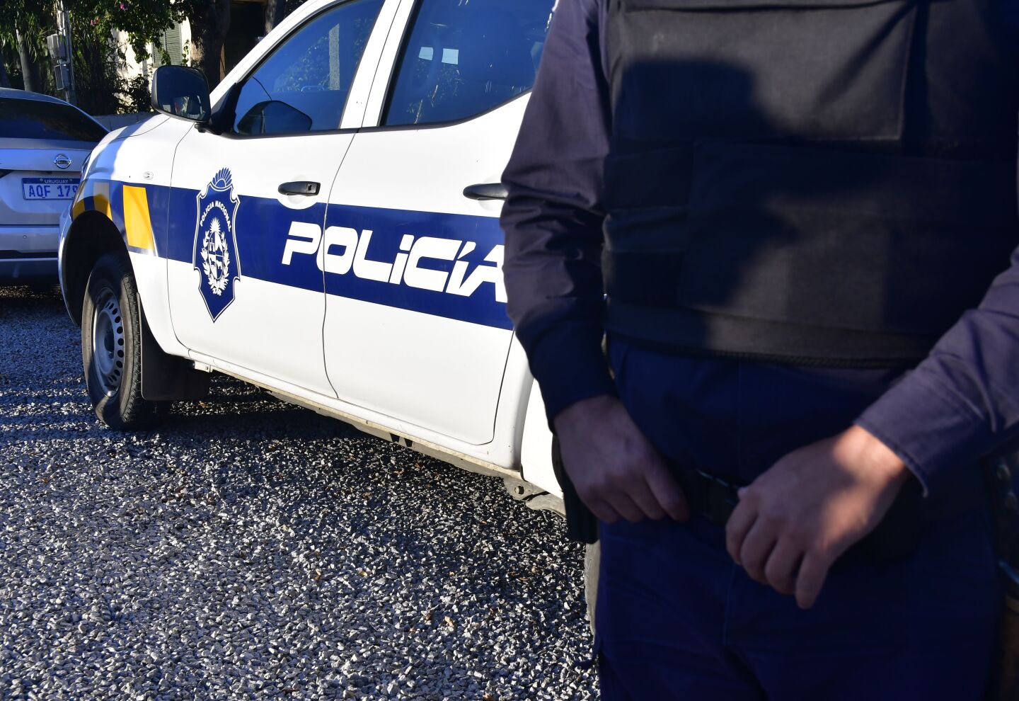 Policía frente a un patrullero.