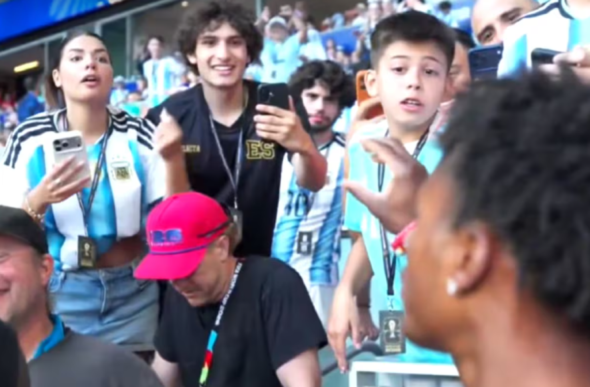 Hincha argentina insultando a Speed durante el partido contra Cabo Verde.