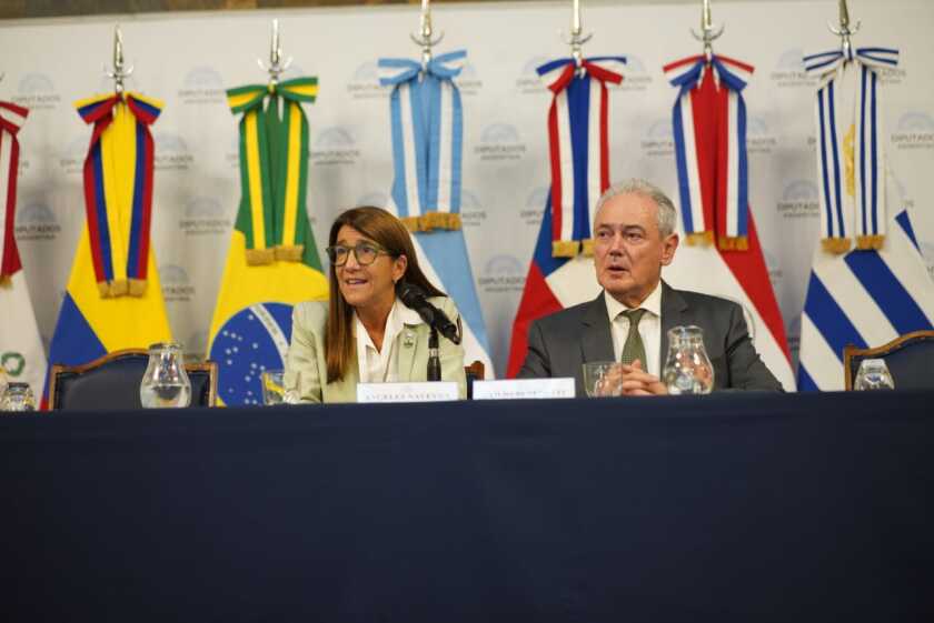 Angeles Naveyra- Presidente de la Fundación Barbechando junto a Atilio De Benedetti Presidente de la Comisión de Agricultura y Ganadería de la Cámara de Diputados