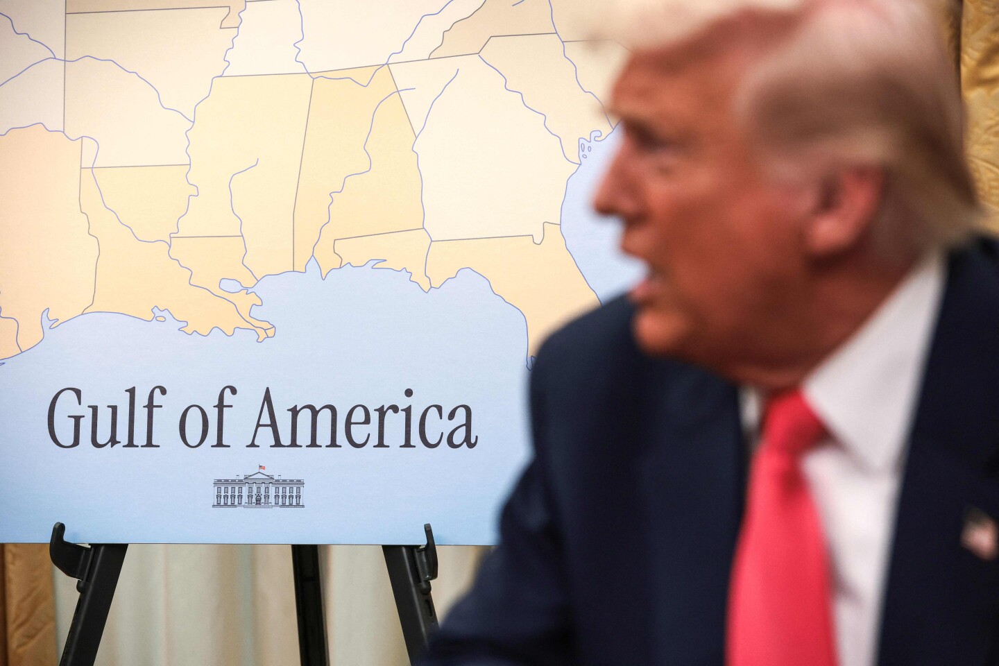 El presidente de Estados Unidos, Donald Trump, delante de un mapa del rebautizado Golfo de América