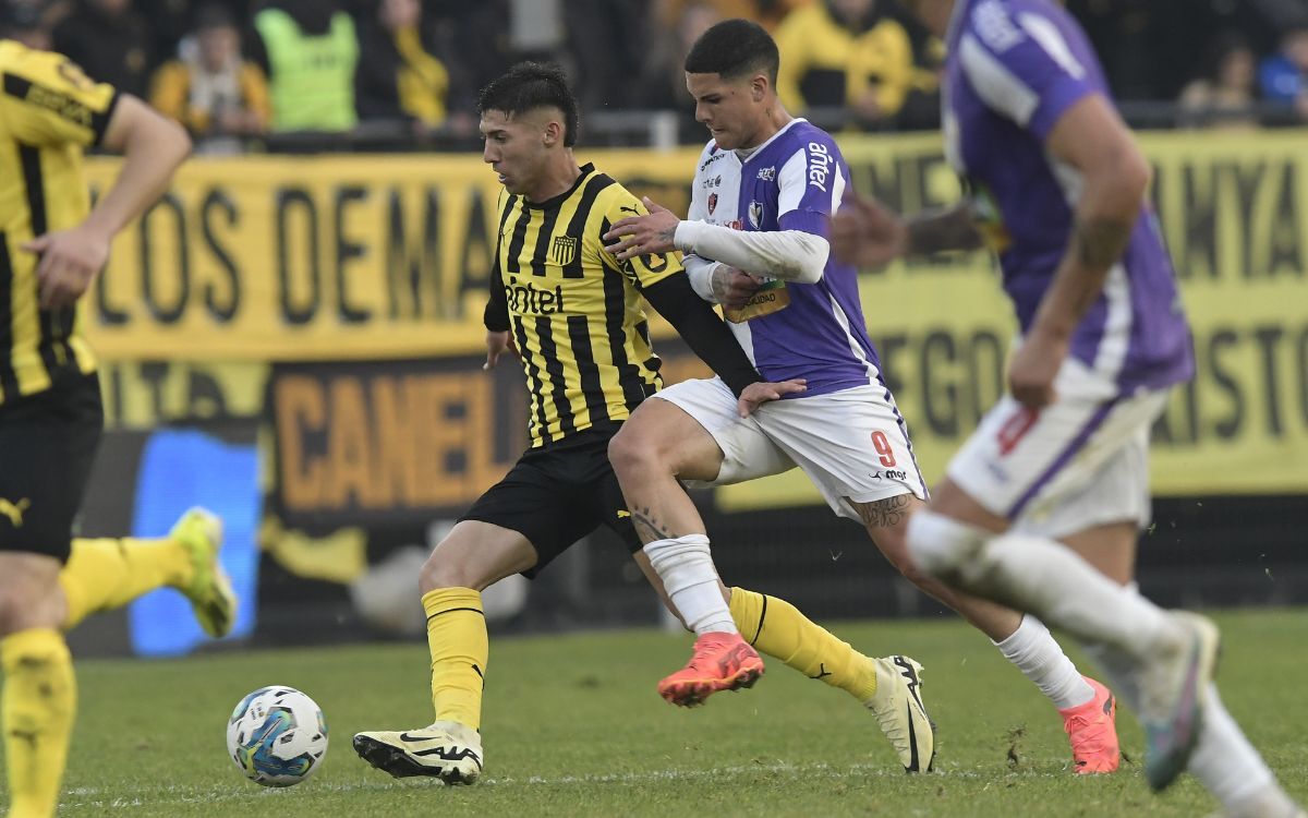 Damián García defiende la pelota en el partido entre Peñarol y Fénix.