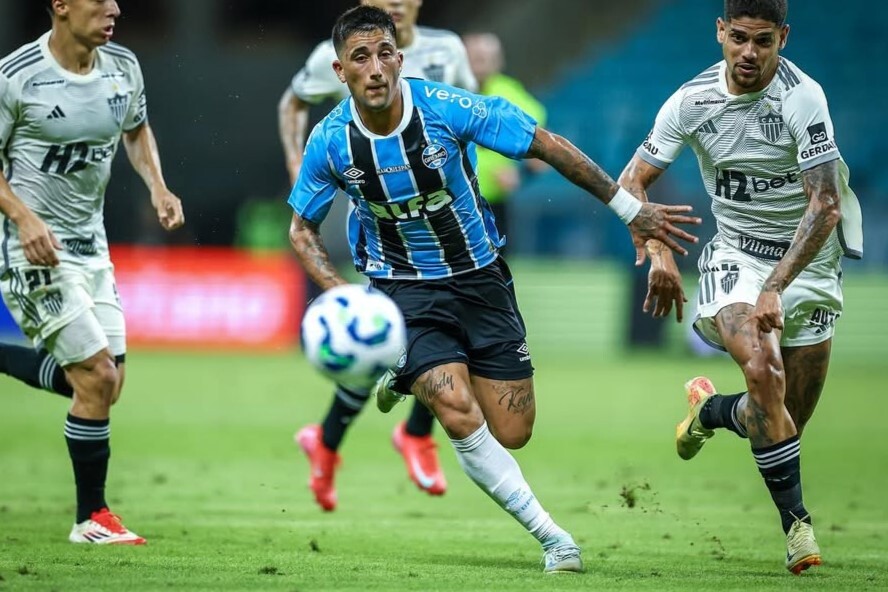 Cristian Olivera con la camiseta de Gremio.