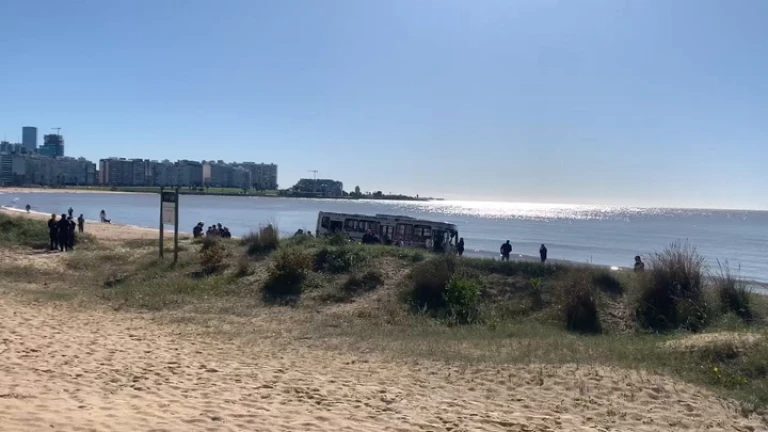 Ómnibus rompió parte de la rambla y llegó a la playa 