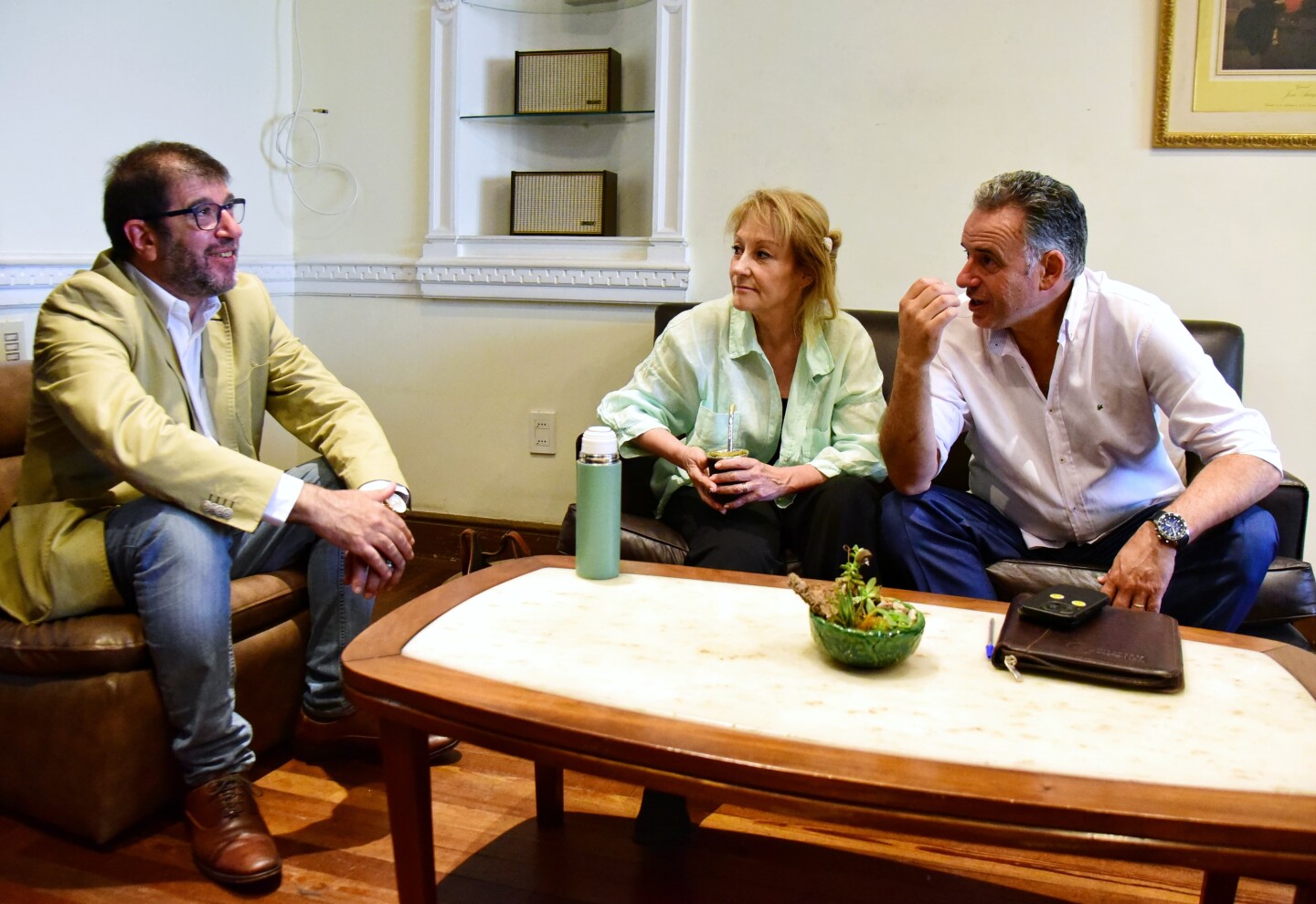 Fernando Pereira, Carolina Cosse y Yamandú Orsi, evaluando el resultado de las elecciones.
