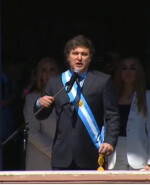 Javier Milei saluda desde el balcón de la Casa Rosada