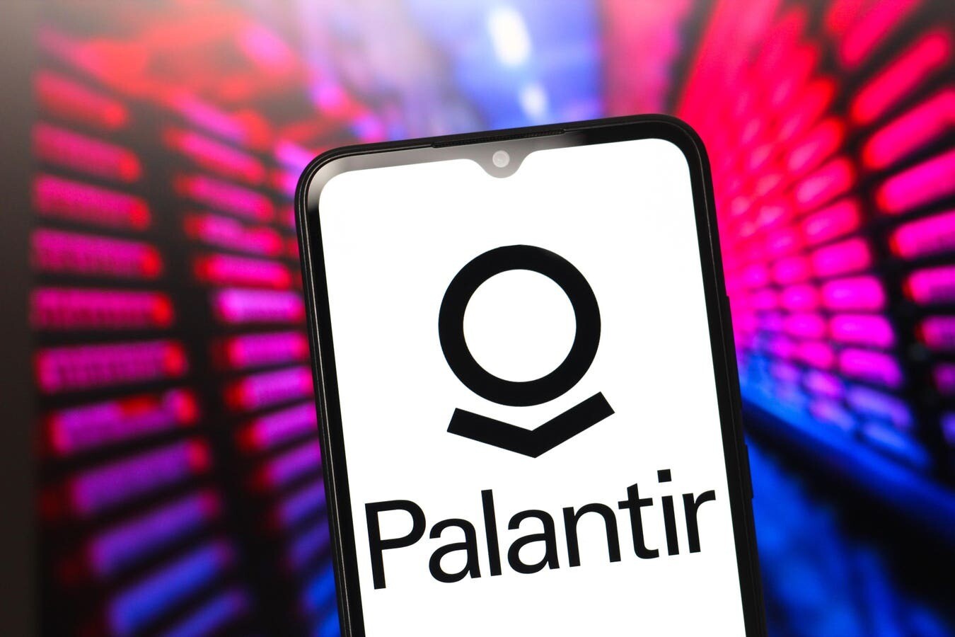 Palantir Technologies, la empresa contratada por la administración de Donald Trump para realizar deportaciones masivas usando inteligencia artificial.