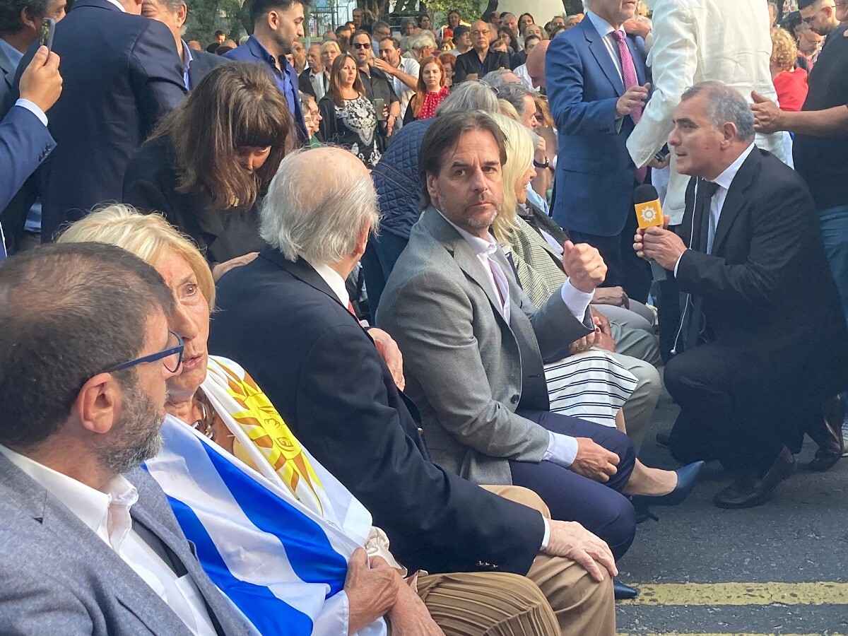 Luis Lacalle Pou y dirigentes de todos los partidos políticos en el homenaje al Río de Libertad. Foto: El País.