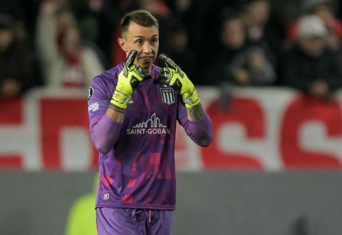 Fernando Muslera y el pedido de atención a sus compañeros en Estudiantes de La Plata.