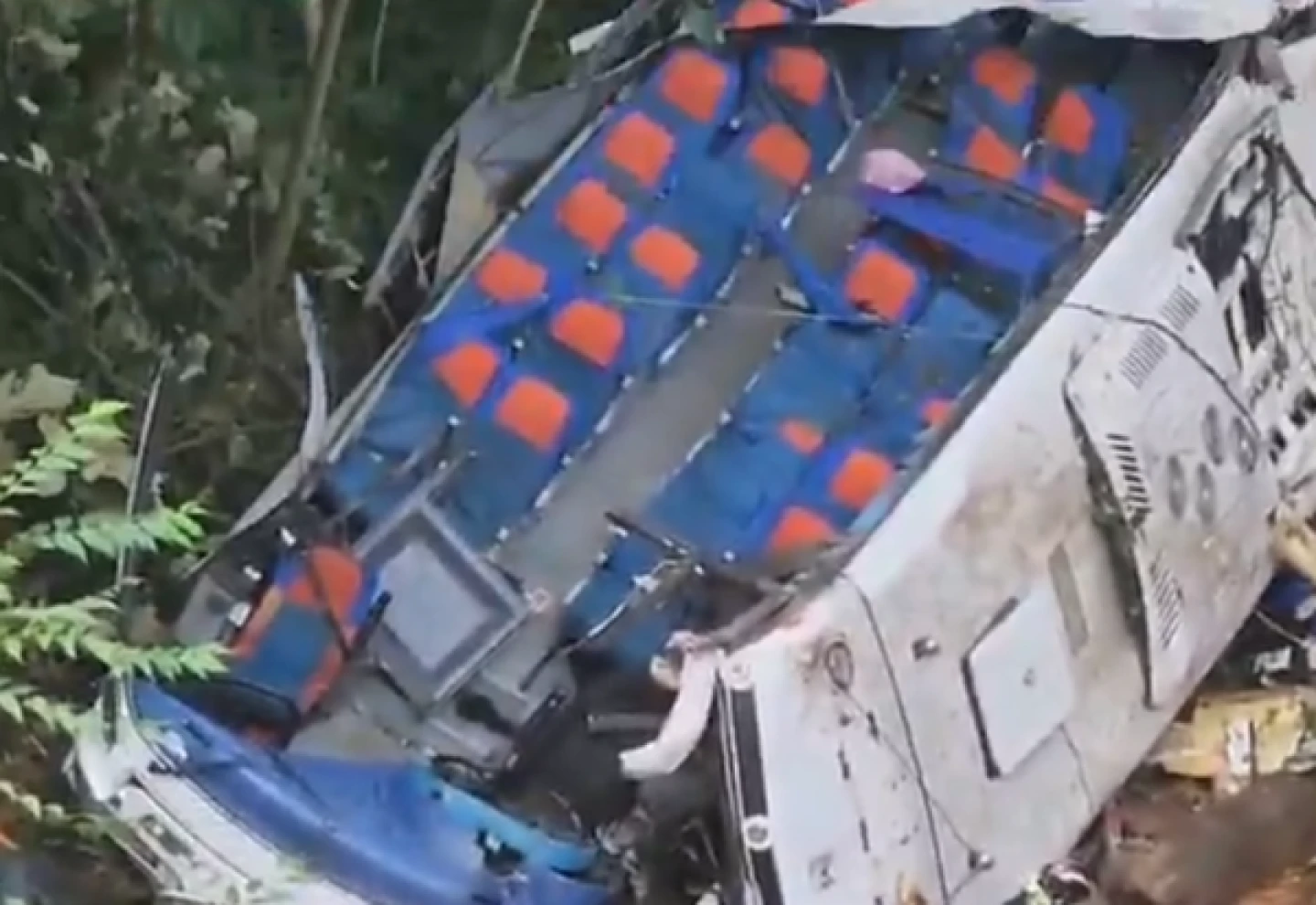 Ómnibus cae en Antoquia