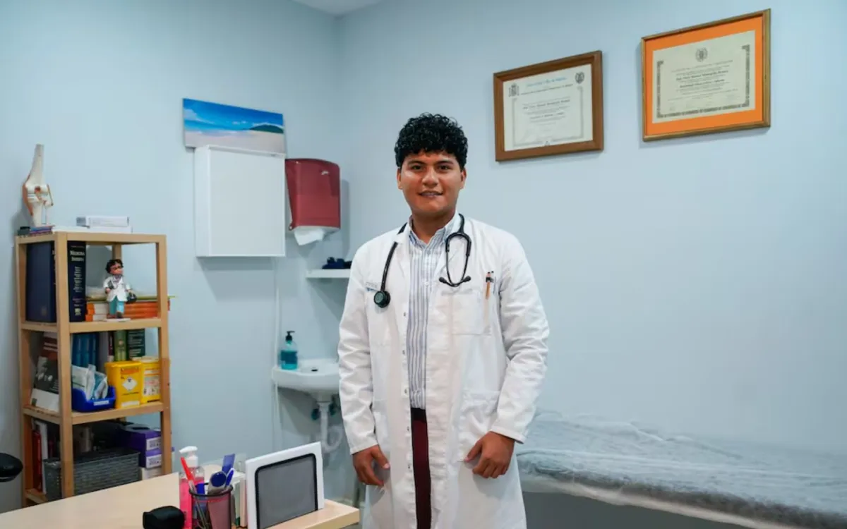 De despachar nafta y trabajar en un bar a ejercer como médico: el duro camino de la migración sanitaria en España