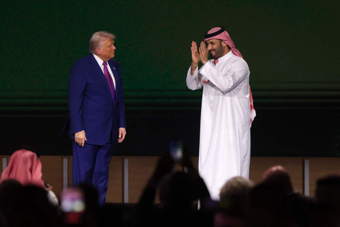 El presidente de Estados Unidos, Donald Trump, observa mientras el príncipe heredero saudí, Mohammed bin Salman, saluda a la multitu