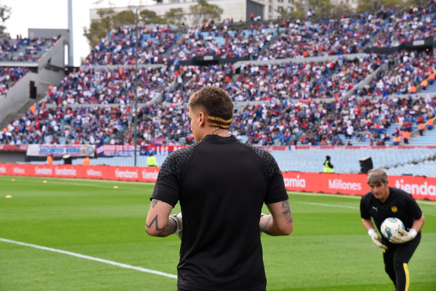 El look de Washington Aguerre, arquero de Peñarol, para el clásico contra Nacional