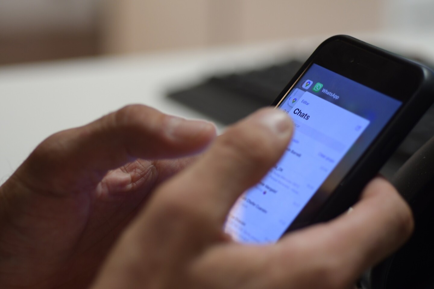 Persona escribiendo en chat de whatsapp