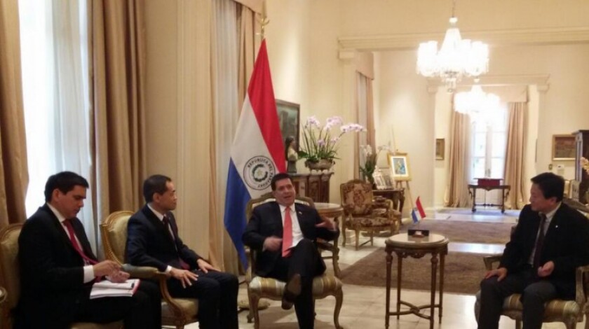 Reunión: integrantes de la misión japonesa y Horacio Cartes. Foto: La Nación.