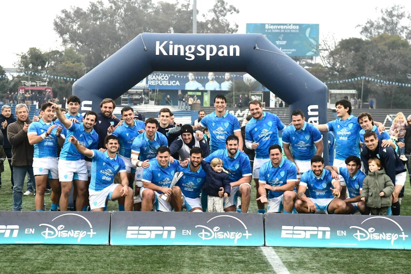 El plantel de Los Teros luego del histórico triunfo ante Rumania en el Estadio Charrúa.