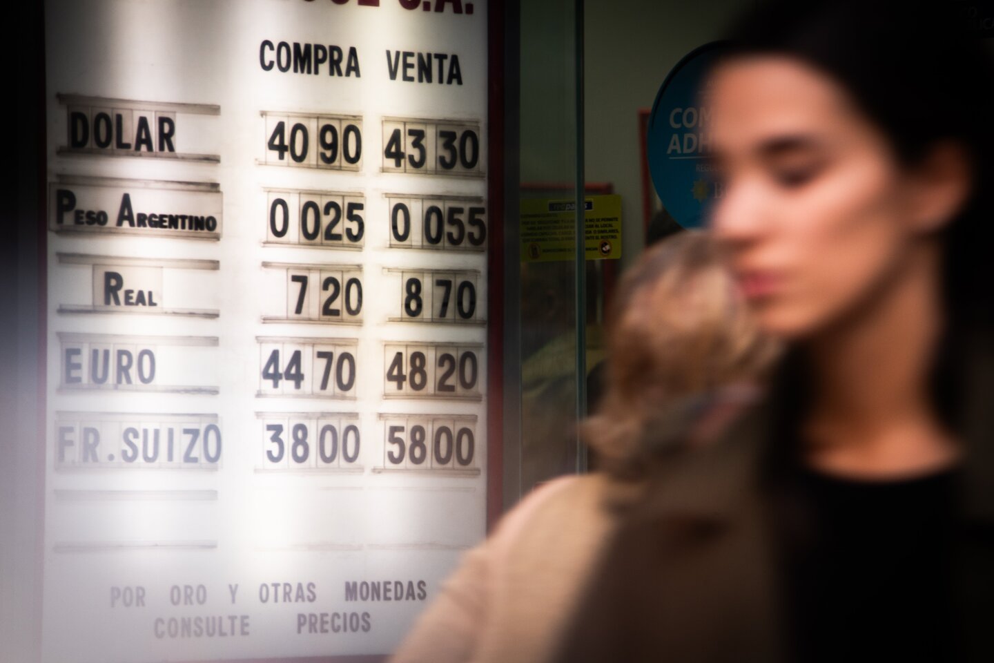 Pizarra con cotización de monedas extranjeras.