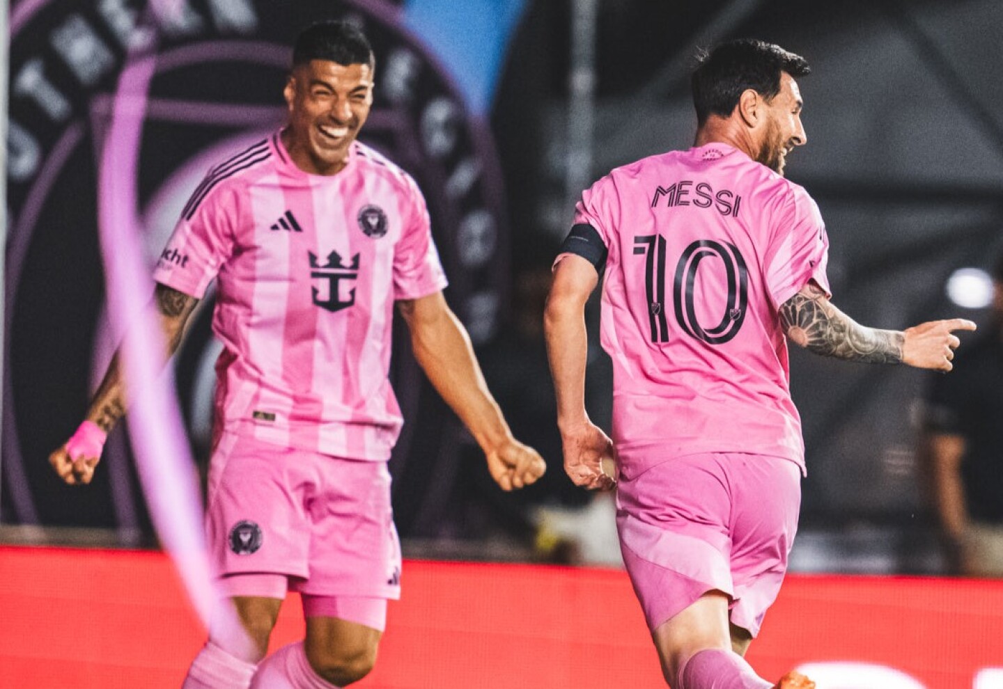 Luis Suárez celebra el gol con Lionel Messi.