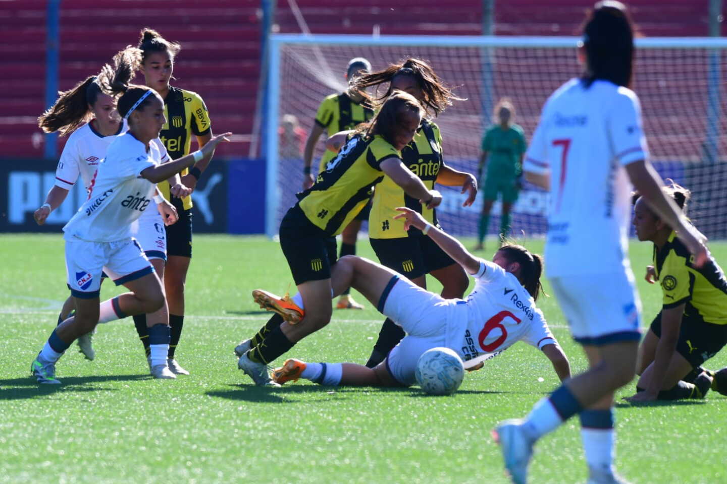 Nacional vs. Peñarol en el clásico de fútbol femenino.