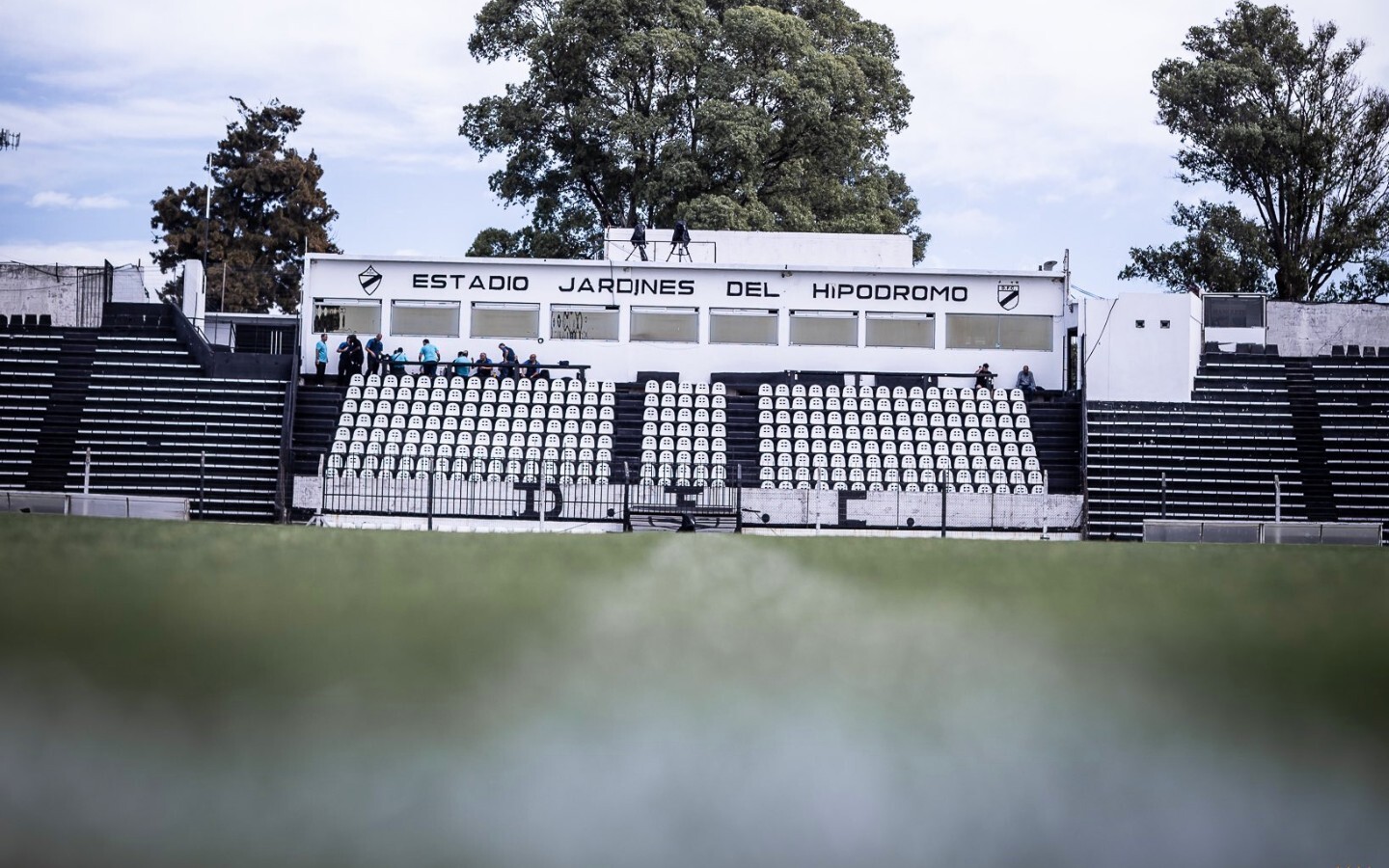 Tribuna principal del estadio Jardines del Hipódromo María Mincheff de Lazaroff.