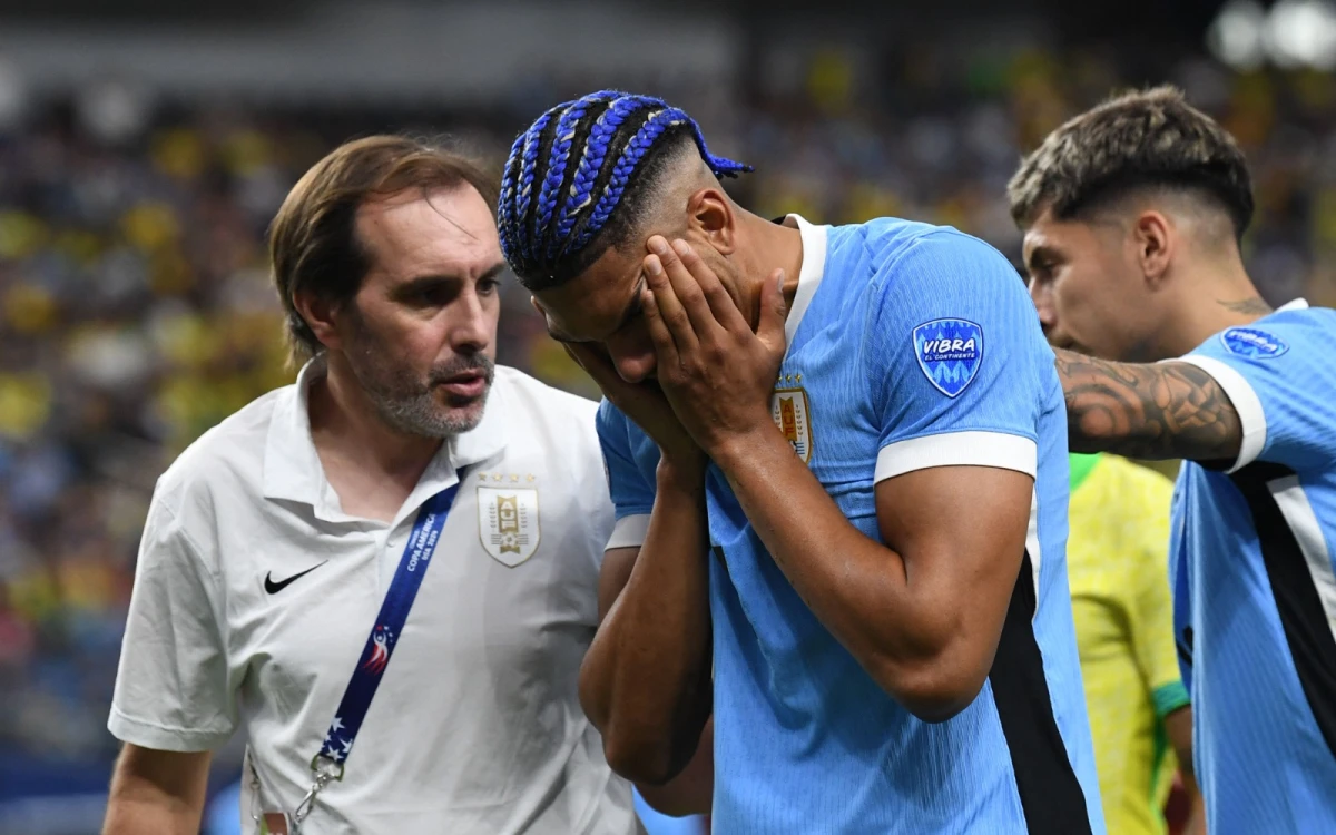 El lamento de Ronald Araujo tras salir lesionado en el partido entre Uruguay y Brasil por Copa América.