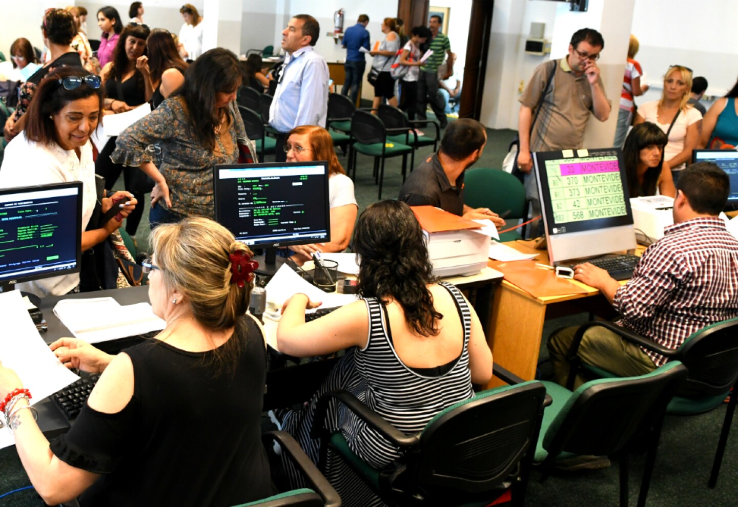 Qué diferencias hay entre el empleo público y el privado en Uruguay? - EL PAÍS Uruguay