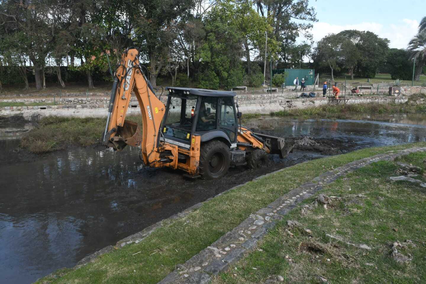 Comenzó la limpieza del lago Cachón, en las canteras de Parque Rodó