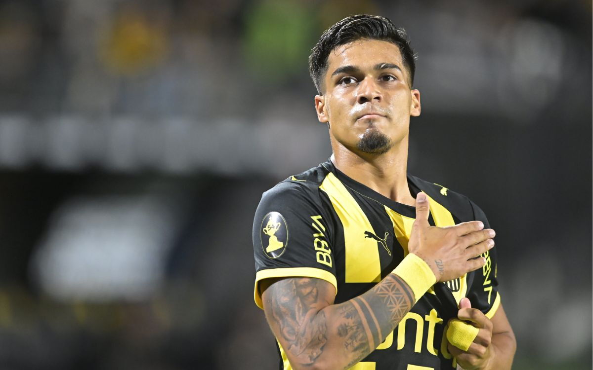 Matías Arezo celebra el gol marcado con la camiseta de Peñarol.