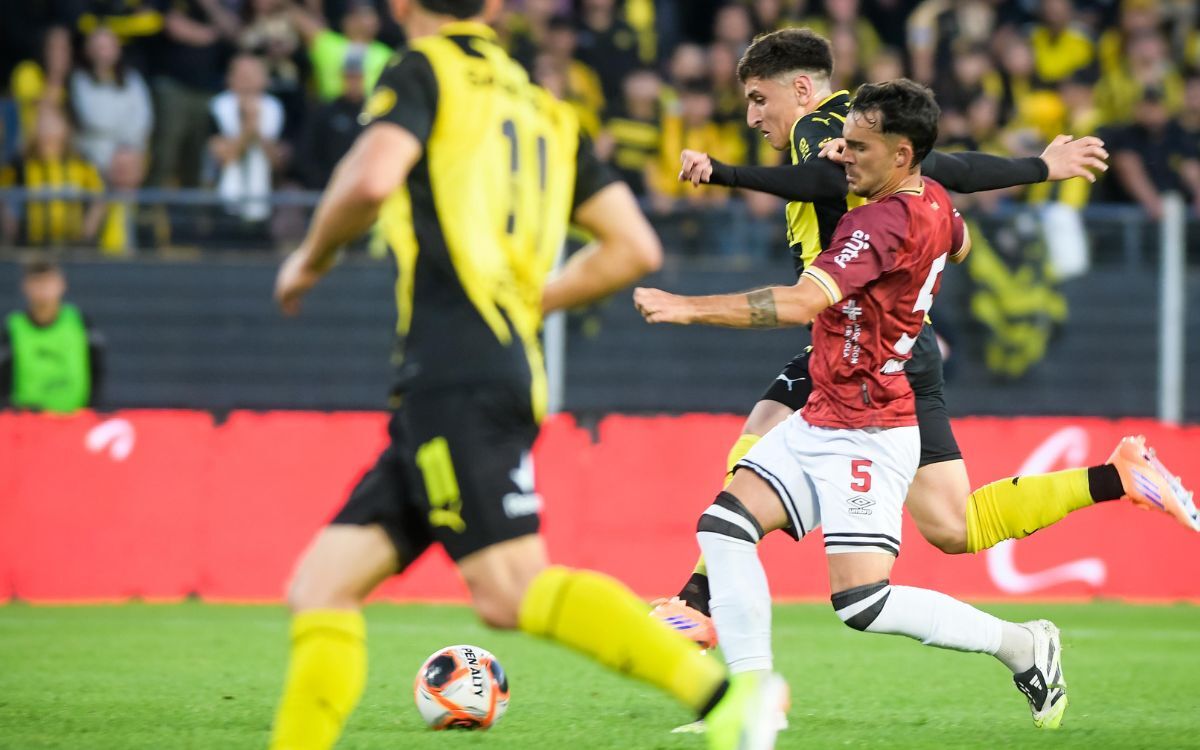 Ignacio Sosa ante la marca de Nicolás Queiroz en el partido entre Peñarol y Wanderers.