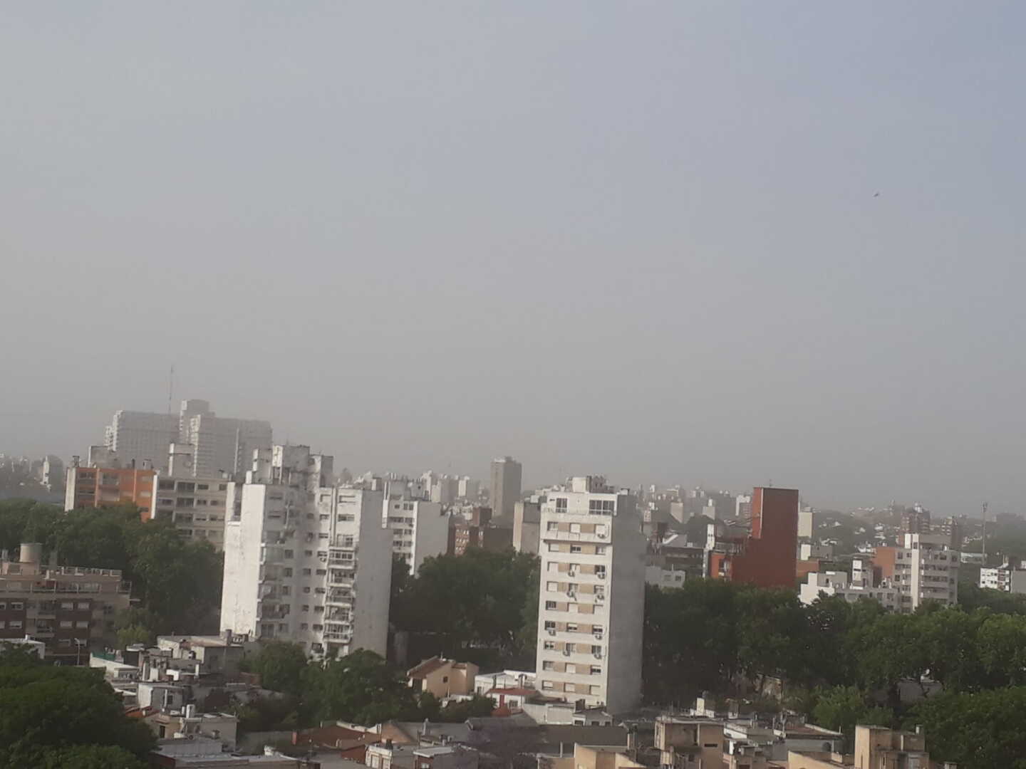 Vista de la llegada de nube de polvo de la Patagonia sobre edificios en Montevideo.