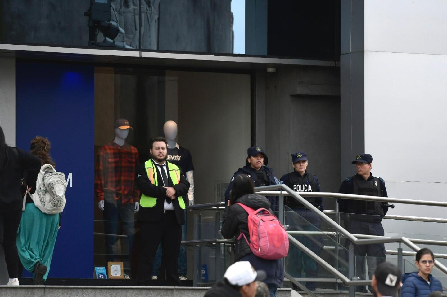 Funcionarios policiales resguardando la entrada de Tres Cruces Shopping