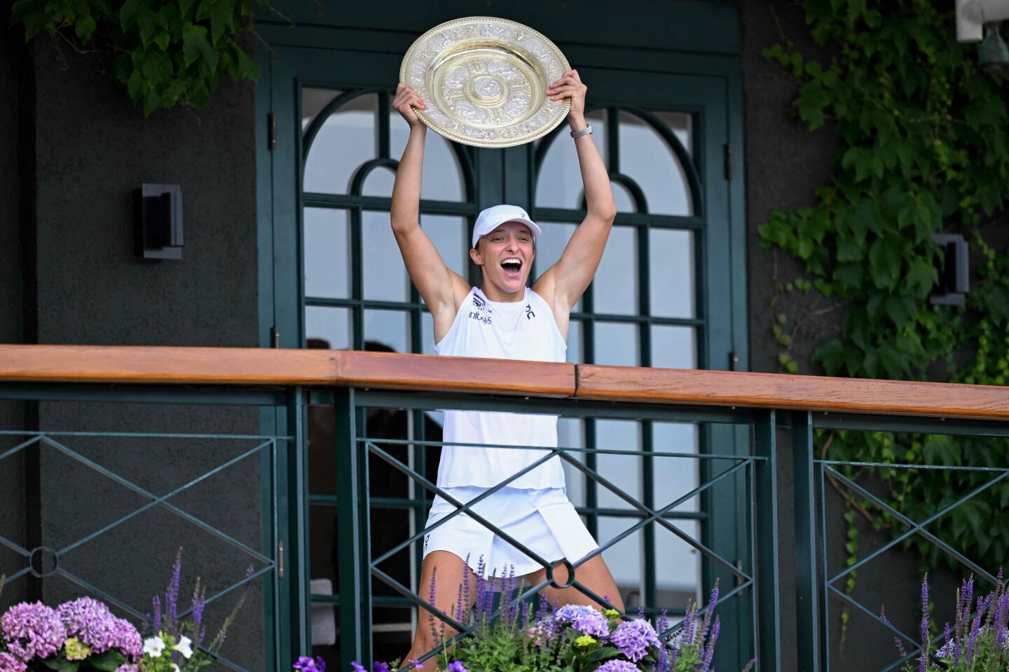 Iga Swiatek celebra la obtención de Wimbledon.