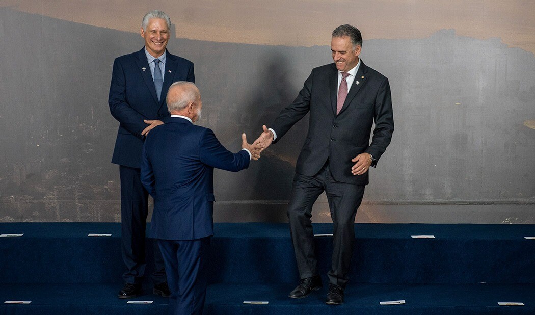 Orsi saluda a Lula durante la cumbre de los BRICS.