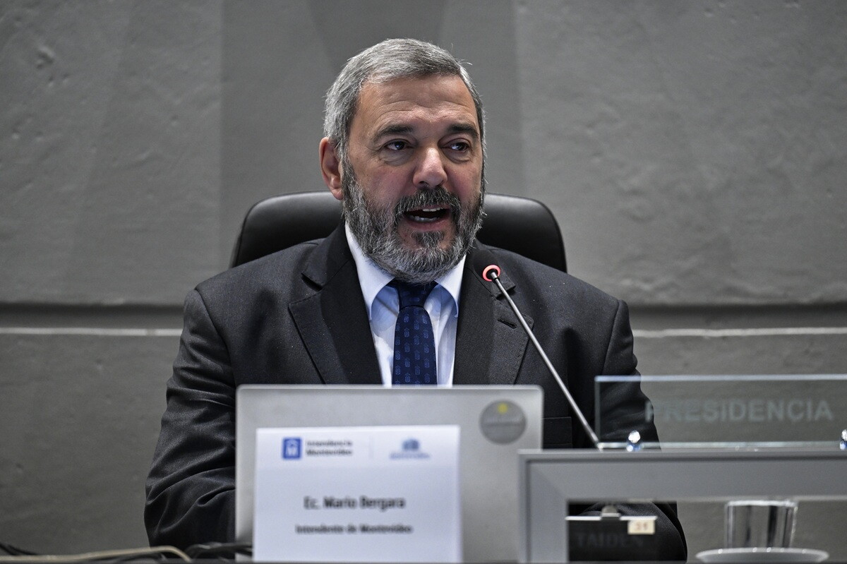 El intendente de Montevideo, Mario Bergara, en la Junta Departamental.