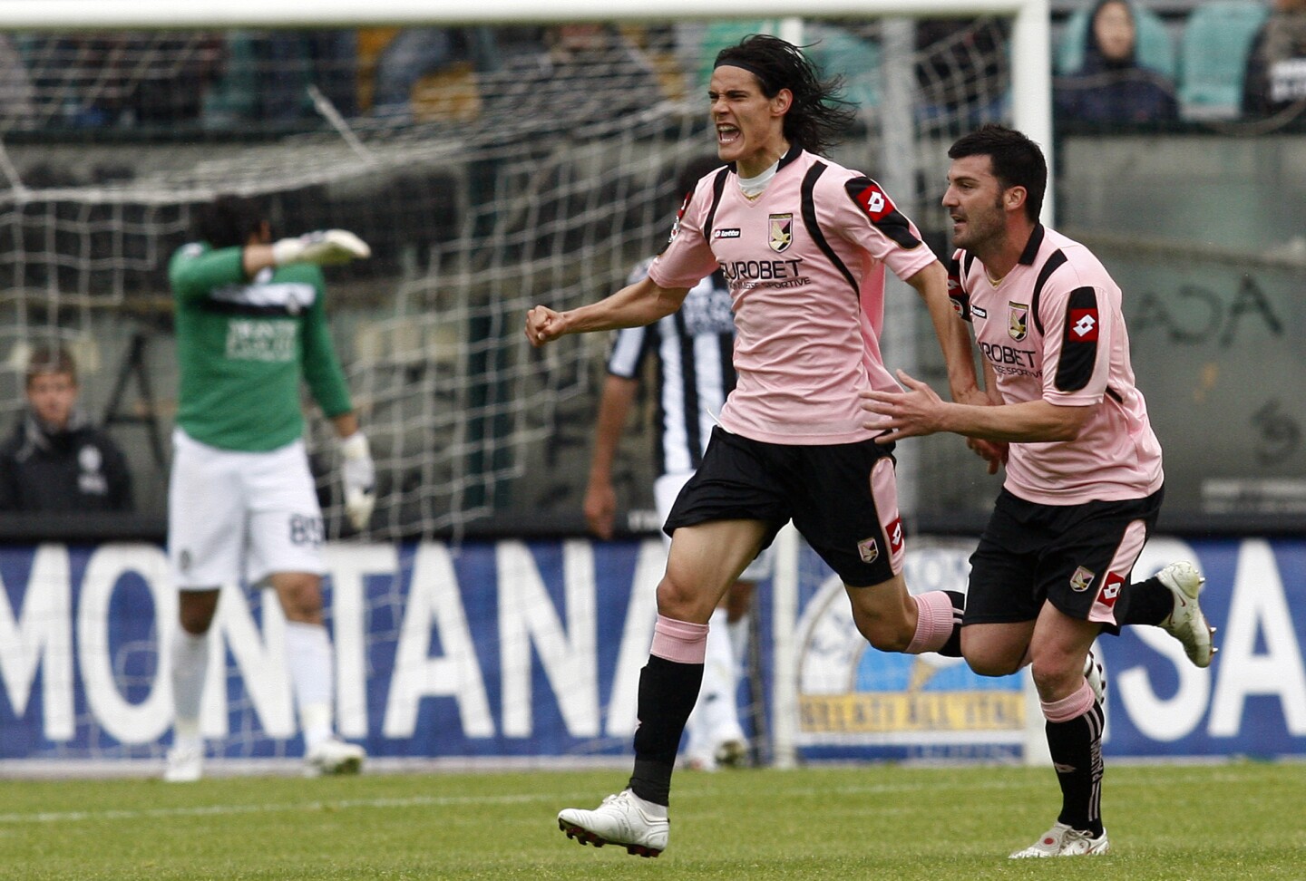 Edinson Cavani celebra con la camiseta del Palermo de Italia.