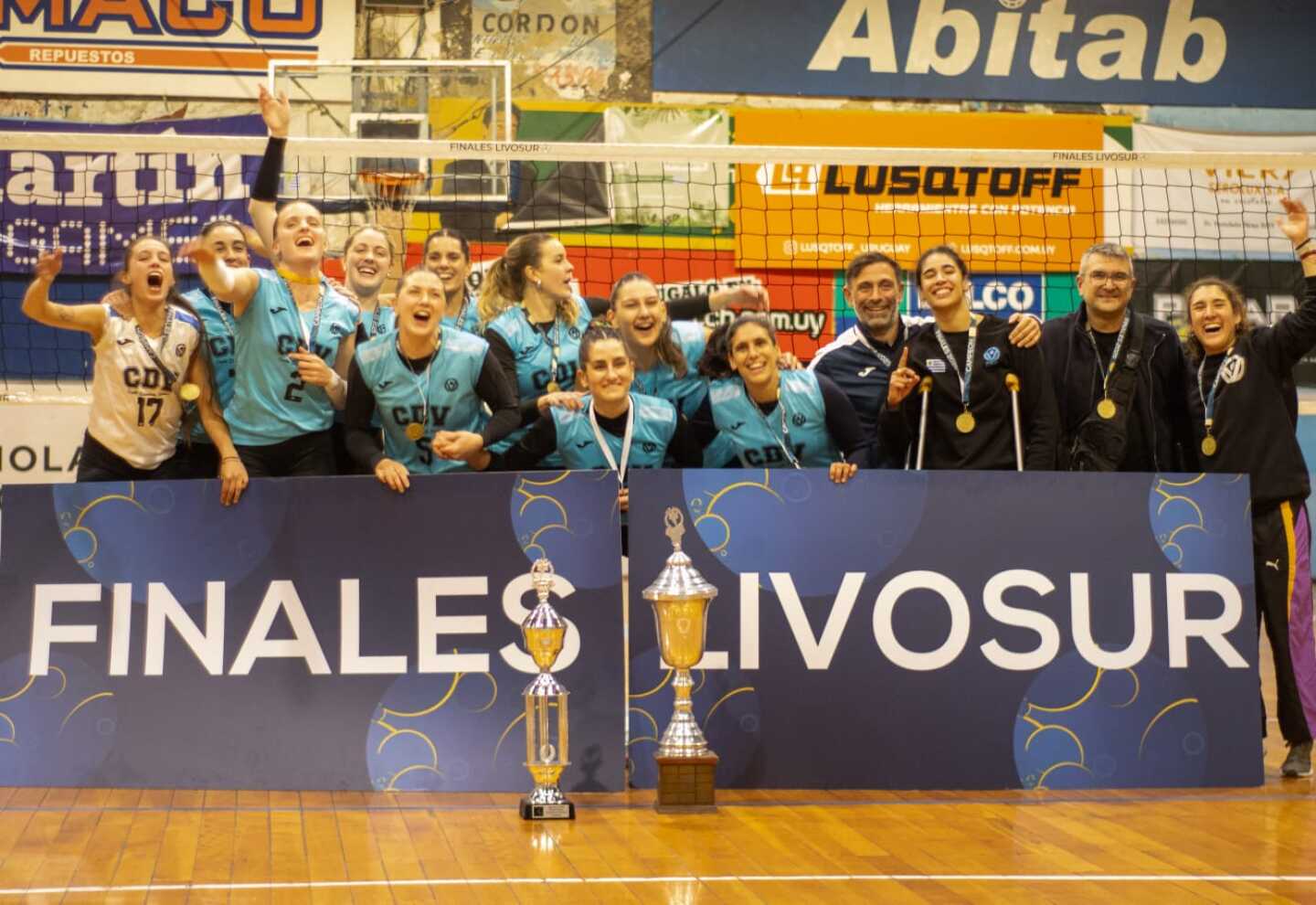 El festejo de las jugadoras de Centro Desarrollo de Voleibol tras el título en el Apertura.