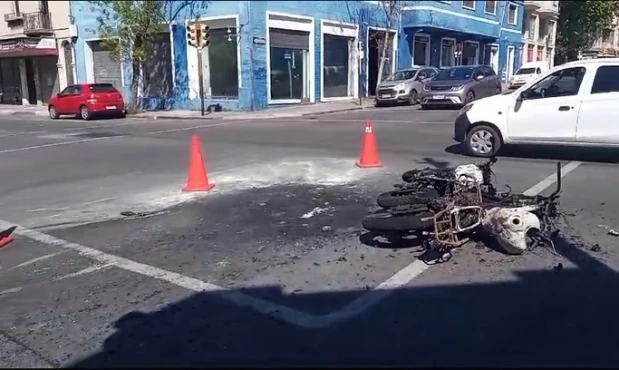 Dos motos de Policía chocaron y se prendieron fuego