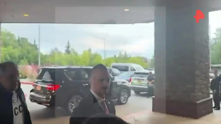 Canciller ruso Lavrov llega a Alaska con una camiseta con el lema de la Unión Soviética