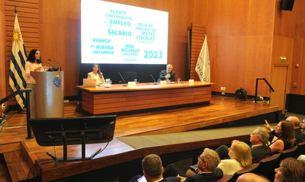 La ministra Azucena Arbeleche estuvo acompañada por Marcela Bensión y Alejandro Irastorza, entre otras autoridades gubernamentales.