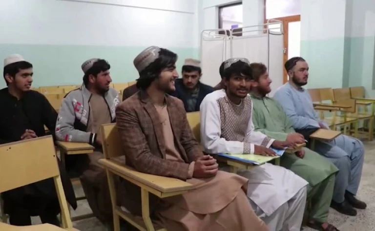 Los talibanes ordenan el veto de mujeres en las universidades de Afganistán