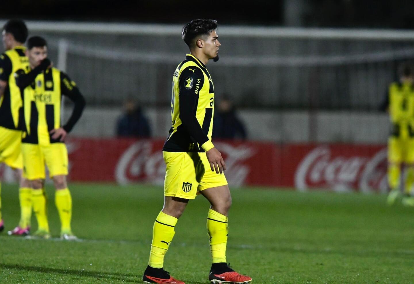 Matías Arezo en la incertidumbre de la espera previo al gol de Peñarol ante Boston River.