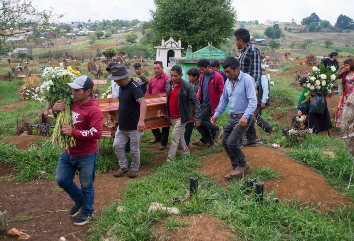 Entierro de Royer Pérez Jiménez, un hombre mexicano detenido por ICE en Estados Unidos. Su funeral fue en su tierra natal, San Juan Chamula, Chiapas (México).