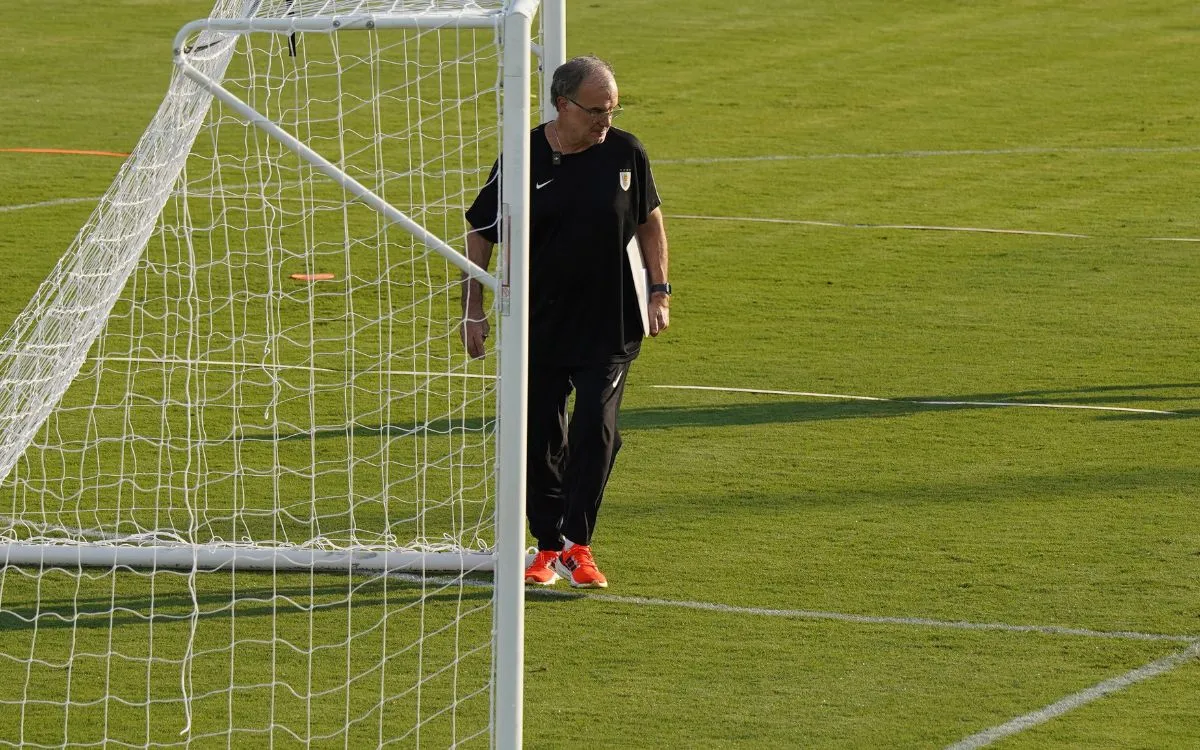 Marcelo Bielsa durante el entrenamiento de Uruguay en Estados Unidos.